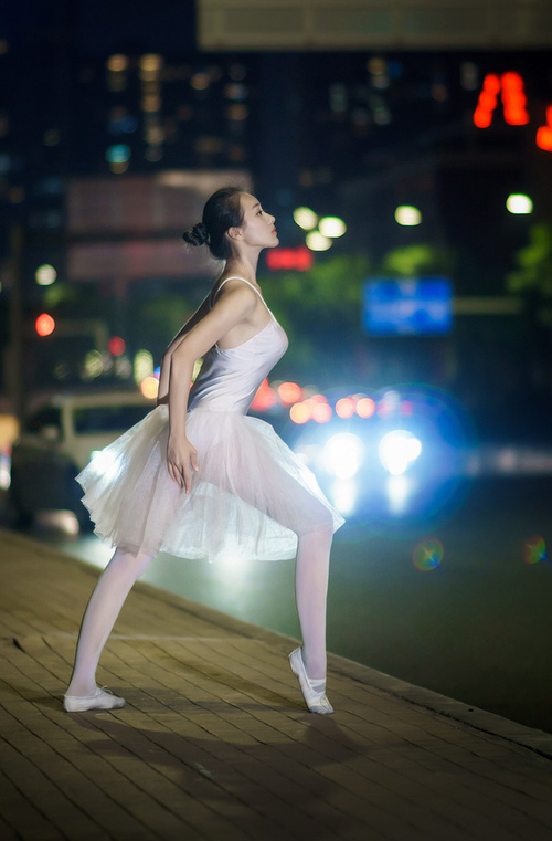 AYX体育官网-激烈交锋：双方拼尽全力，留下一场经典战役！，激烈冲突