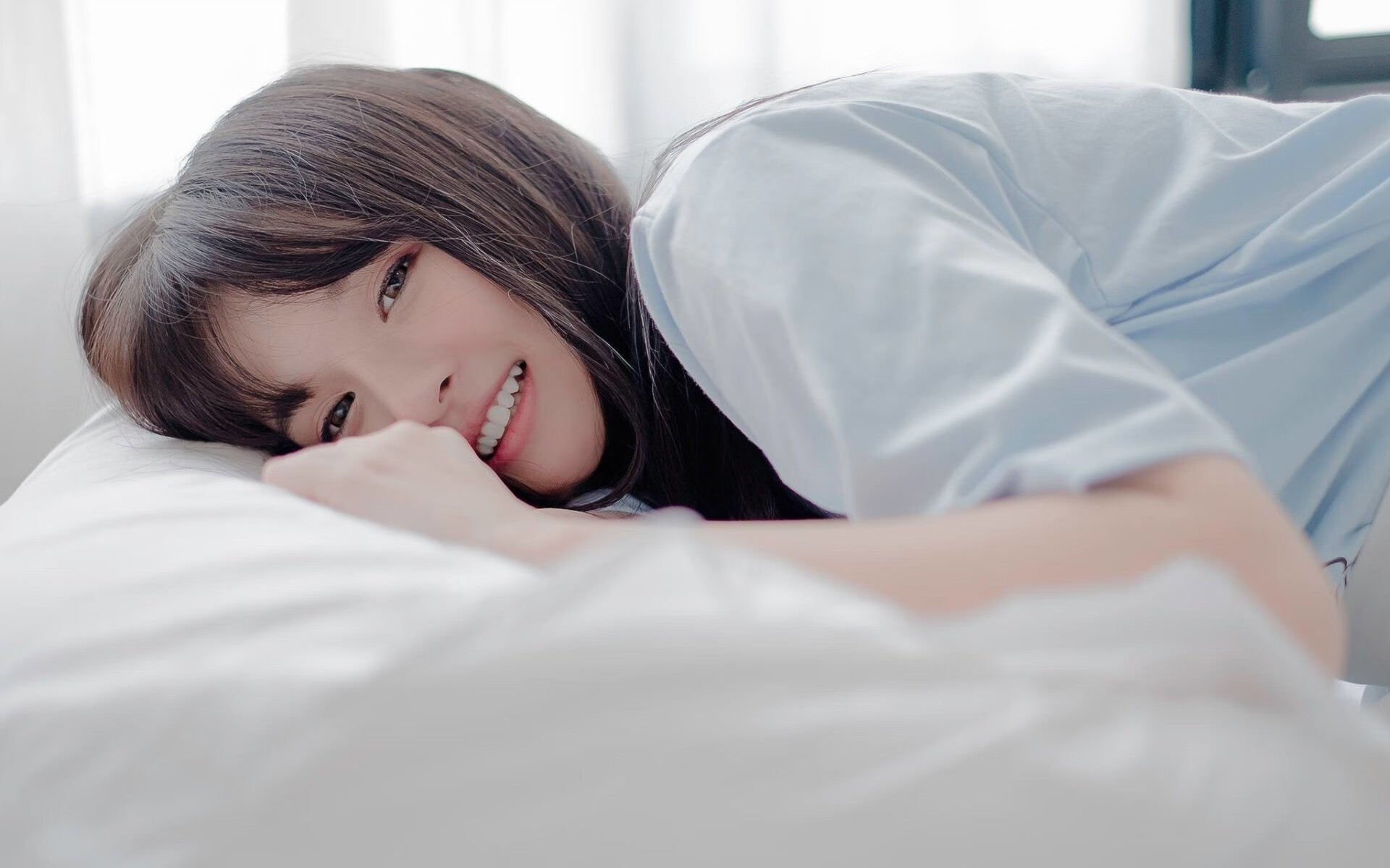 滑雪公开赛专业组选手挑战高难度动作,滑雪竞赛