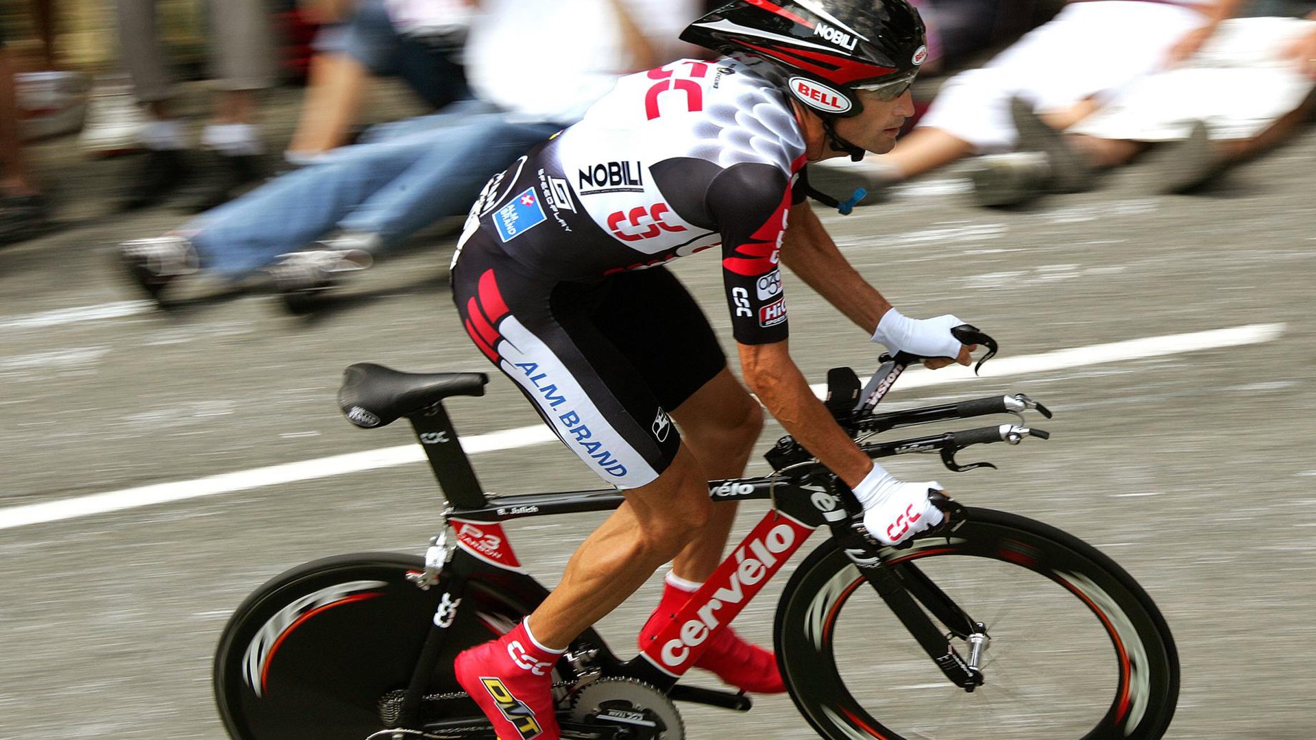 最佳瞬间：王强压哨三分点燃全场！